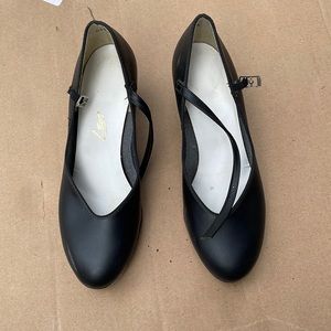 LEO’S women’s heeled tap shoes good condition size 7 genuine leather made in USA